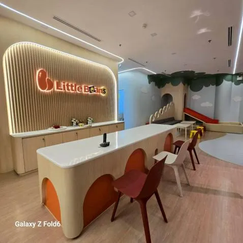 พื้นที่เล่นและเคาน์เตอร์ต้อนรับ Little Beans เกตเวย์ เอกมัย / Little Beans kids play space and reception, Gateway Ekamai